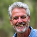 Profilo dell'utente Giovanni Rossi, un uomo di 52 anni appassionato di trekking, sorridente e in salute.