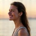 Profilo dell'utente Laura Verdi, una donna di 45 anni che pratica yoga, serena e concentrata.