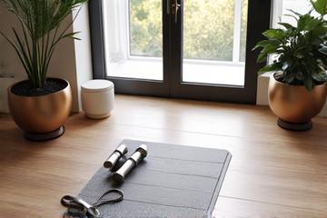 Attrezzatura da fitness domestica ordinata in un ambiente moderno.